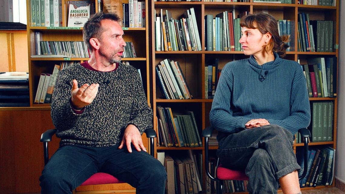 Hortigas es una cooperativa agroecológica de Granada que sueña con futuros más verdes y comunitarios. De sus huertas salen hortalizas y verduras ecológicas, pero también redes de cuidados, semillas y resistencias.   Hablamos con Rodrigo y Jodie sobre los éxitos y los obstáculos de un proyecto autogestionado que recientemente cumplió 20 años y que en la actualidad hunde sus raíces en la Vega de Granada*.  *En el momento de la entrevista el proyecto se ubicaba en la localidad de Dúrcal en régimen de cesión de tierras.